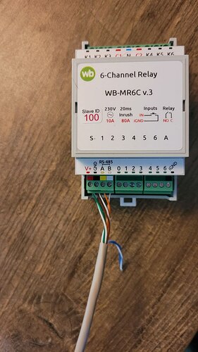 На изображении представлен 6-канальный реле WB-MR6C v.3 с подключенными проводами. (Captioned by AI)