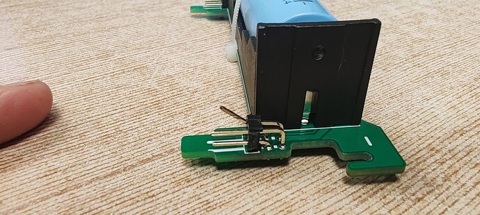 На изображении изображена плата с микродвигателем, кнопкой и контактами для подключения. (Captioned by AI)