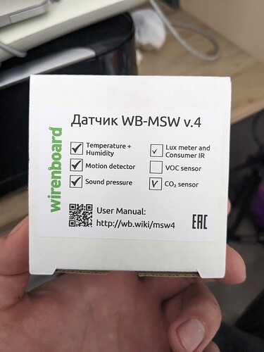 На упаковке датчика WB-MSW v.4 указаны его функции, такие как измерение температуры и влажности, детектор движений, уровень звука и другие, а также ссылка на руководство пользователя. (Captioned by AI)