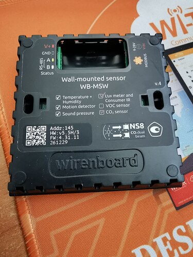 На изображении представлен настенный датчик WB-MSW от компании wirenboard, который измеряет температуру, влажность, уровень освещенности, давление звука и включает в себя детектор движения и сенсоры VOC и CO₂. (Captioned by AI)