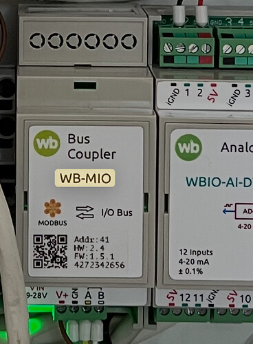 На изображении представлены два модуля: Bus Coupler с надписью WB-MIO и аналоговый модуль WBIO-AI-D, установленные в электрическую панель. (Captioned by AI)