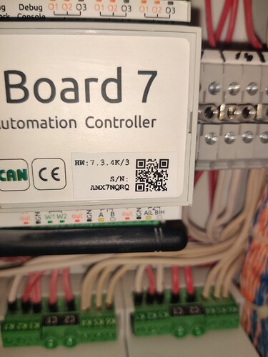 На изображении видно устройство под названием "Board 7", которое является контроллером автоматизации с указанием номера модели, серийного номера и характеристик. (Captioned by AI)