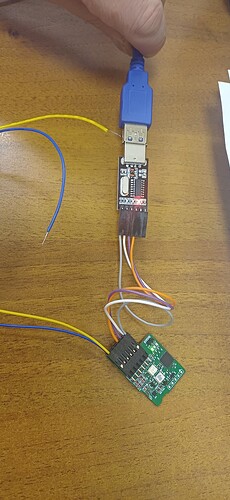 На изображении показано подключение USB-перемычки к плате с несколькими проводами. (Captioned by AI)