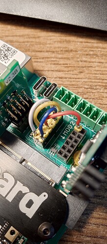 На изображении показана печатная плата с проводами, подключенными к разъему и различным компонентам. (Captioned by AI)