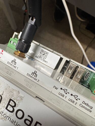 На изображении представлена плата с антенным разъемом, двумя портами Ethernet, USB-портами и разъемом для отладки. (Captioned by AI)