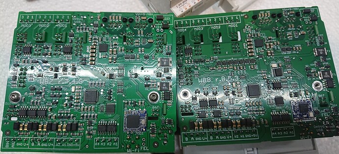 На изображении представлены две печатные платы с разнообразными компонентами и соединениями. (Captioned by AI)