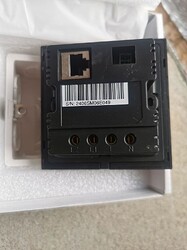 На изображении показан прибор с разъемами и чекистом, вероятно, предназначенный для подключения электроники или сетевых устройств. (Captioned by AI)