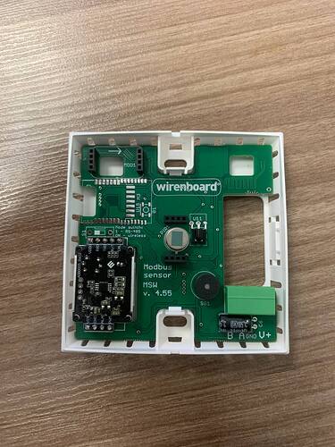 На изображении показана печатная плата модульного сенсора Modbus в упаковке, с обозначениями и контактами для подключения. (Captioned by AI)