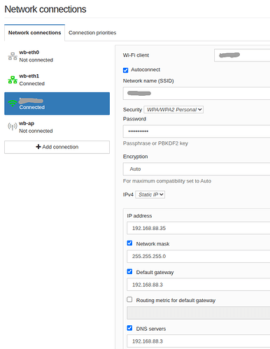 Снимок экрана интерфейса настроек сетевых подключений, показывающий параметры Wi-Fi клиентского соединения с указанным SSID, паролем и статическим IP-адресом. (Captioned by AI)