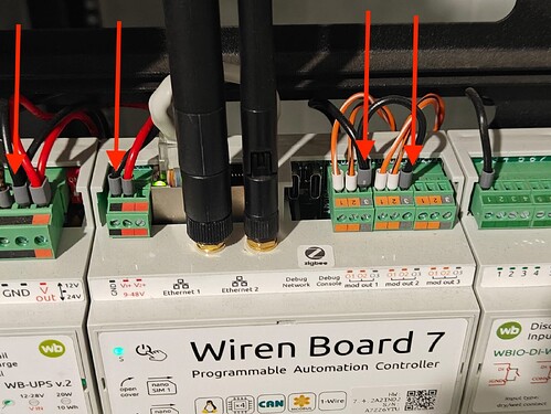 На изображении показан контроллер Wiren Board 7 с подключёнными проводами к разъемам на плате. (Captioned by AI)