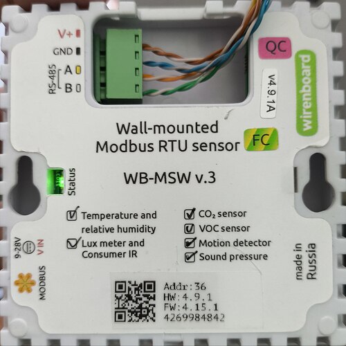 На изображении представлен стеновой датчик Modbus RTU модели WB-MSW v.3, способный измерять температуру, влажность, уровень CO2, VOC, освещенность, а также выполнять функции детектора движения и звукового давления. (Captioned by AI)