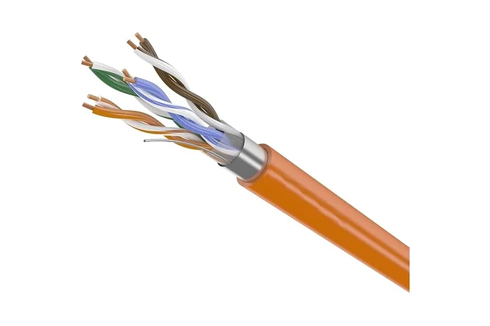 На изображении показан витая пара с оранжевой оболочкой и несколькими изолированными провода, скрученными внутри. (Captioned by AI)