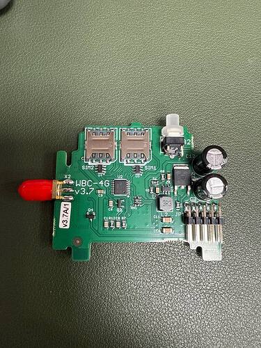 На изображении показана печатная плата с двумя слотами для SIM-карт и различными электронными компонентами. (Captioned by AI)