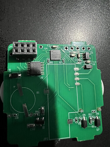 На изображении представлен печатный circuit board с несколькими компонентами и соединениями. (Captioned by AI)