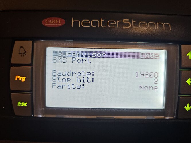 На экране устройства отображаются настройки порта BMS, включая скорость передачи данных 19200, количество стоп-битов 2 и отсутствие четности. (Captioned by AI)