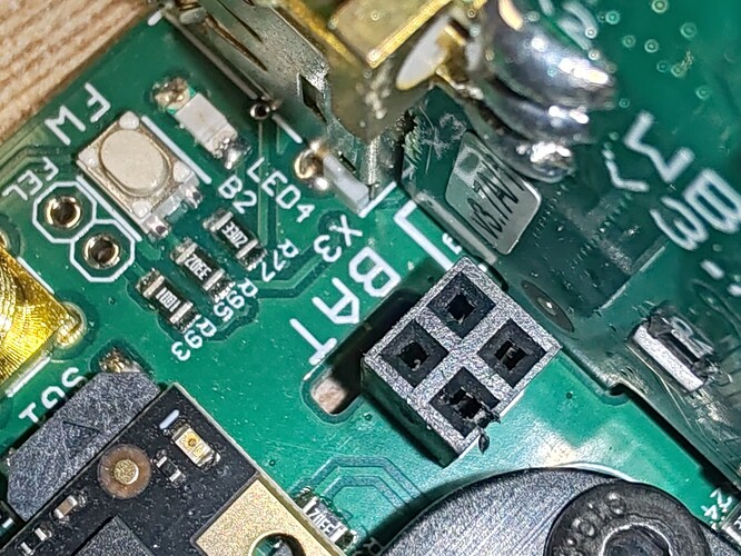 На изображении показана печатная плата с различными компонентами, включая разъём BAT и метки на ней. (Captioned by AI)