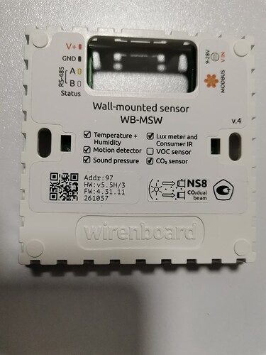 На изображении представлен настенный датчик WB-MSW от компании Wirenboard, который включает в себя функции температурного и влажностного измерения, детектора движения, измерителя светового потока, а также датчиков VOC и CO. (Captioned by AI)