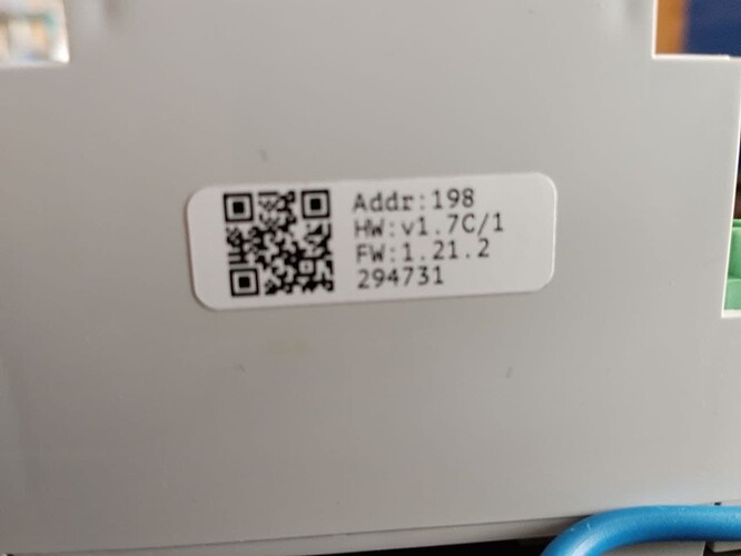 На изображении видна этикетка с QR-кодом и информацией о адресе, версии оборудования и прошивки. (Captioned by AI)