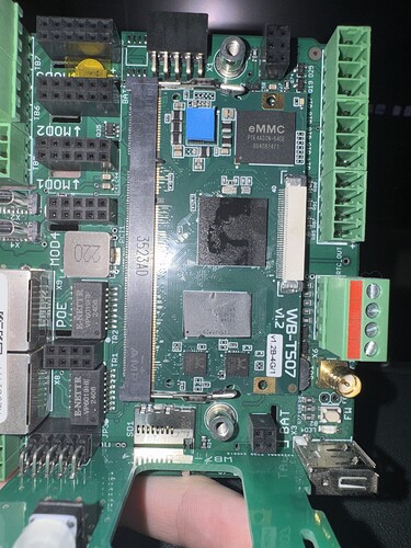 На изображении представлена печатная плата с различными компонентами, включая процессор и порты для подключения. (Captioned by AI)