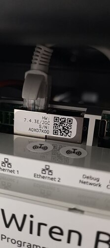 На изображении показан сетевой адаптер с подключенным Ethernet-кабелем и видимыми данными о оборудовании и серийном номере. (Captioned by AI)