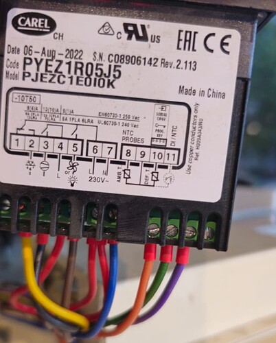 На изображении показан блок управления с маркировкой и подключенными проводами, изготовленный компанией Carel. (Captioned by AI)