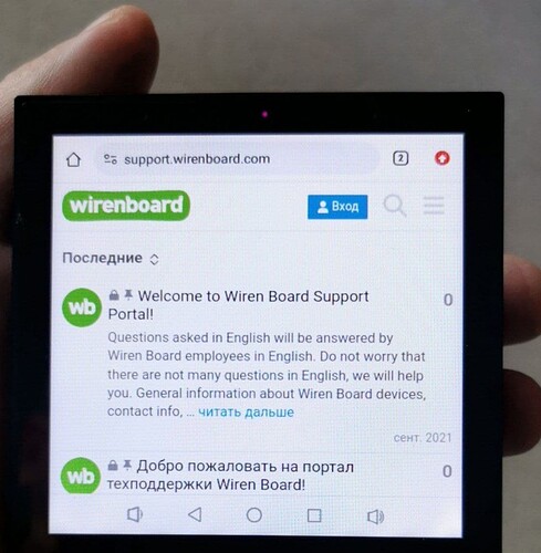 На изображении видно окно сайта поддержки Wiren Board, где приветствуют пользователей и информируют о том, что вопросы на английском языке будут отвечены сотрудниками компании. (Captioned by AI)