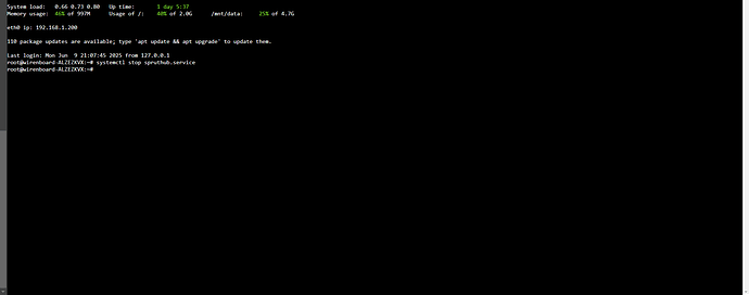 На изображении показан терминал системы Linux с информацией о загрузке системы, использовании памяти и сетевом интерфейсе. (Captioned by AI)