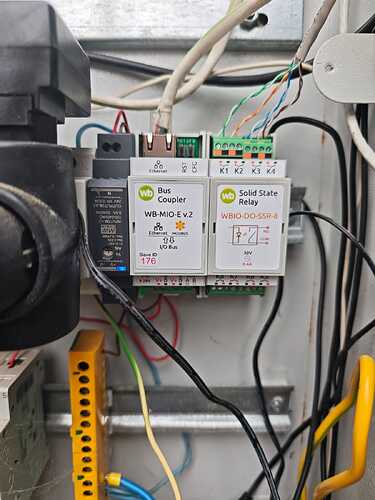На изображении представлены устройства управления: Bus Coupler (WB-MIO-E-v2) и Solid State Relay (WBIO-DO-SSR-8), установленные на панеле. (Captioned by AI)