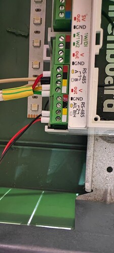 На изображении показана схема подключения с разъемами RS-485 и электрическими проводами, соединенными с платой. (Captioned by AI)