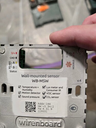 На изображении показан стеновой датчик WB-MSW, предназначенный для измерения температуры, влажности, уровня звука, а также наличия CO2 и летучих органических соединений. (Captioned by AI)