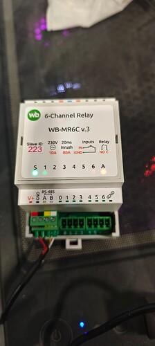 На изображении показан 6-канальный релейный модуль WB-MR6C v.3 с подключением и светодиодными индикаторами. (Captioned by AI)