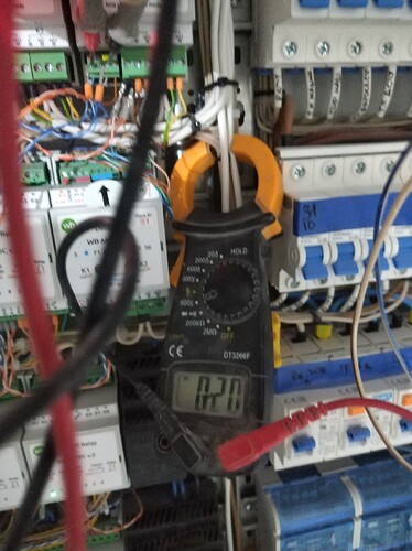 На изображении показан мультиметр, измеряющий ток в электрической схеме, с показанием 0.27 ампер. (Captioned by AI)