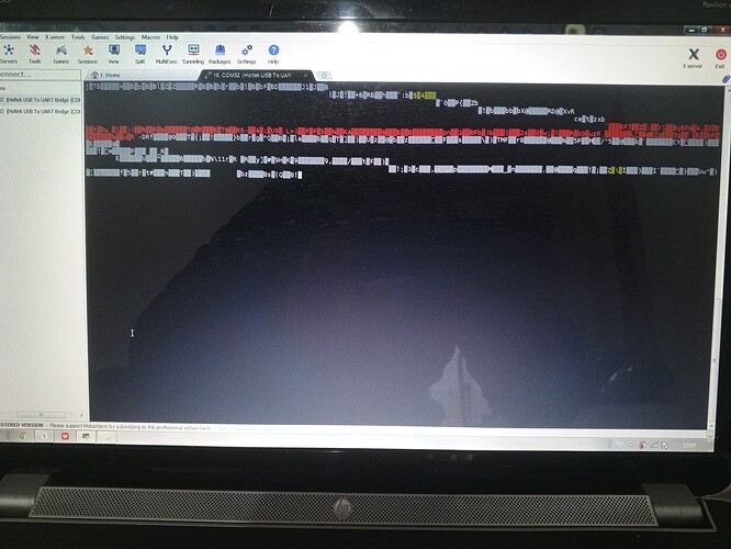 На экране ноутбука отображается программа с нечеткими символами и искаженной графикой. (Captioned by AI)